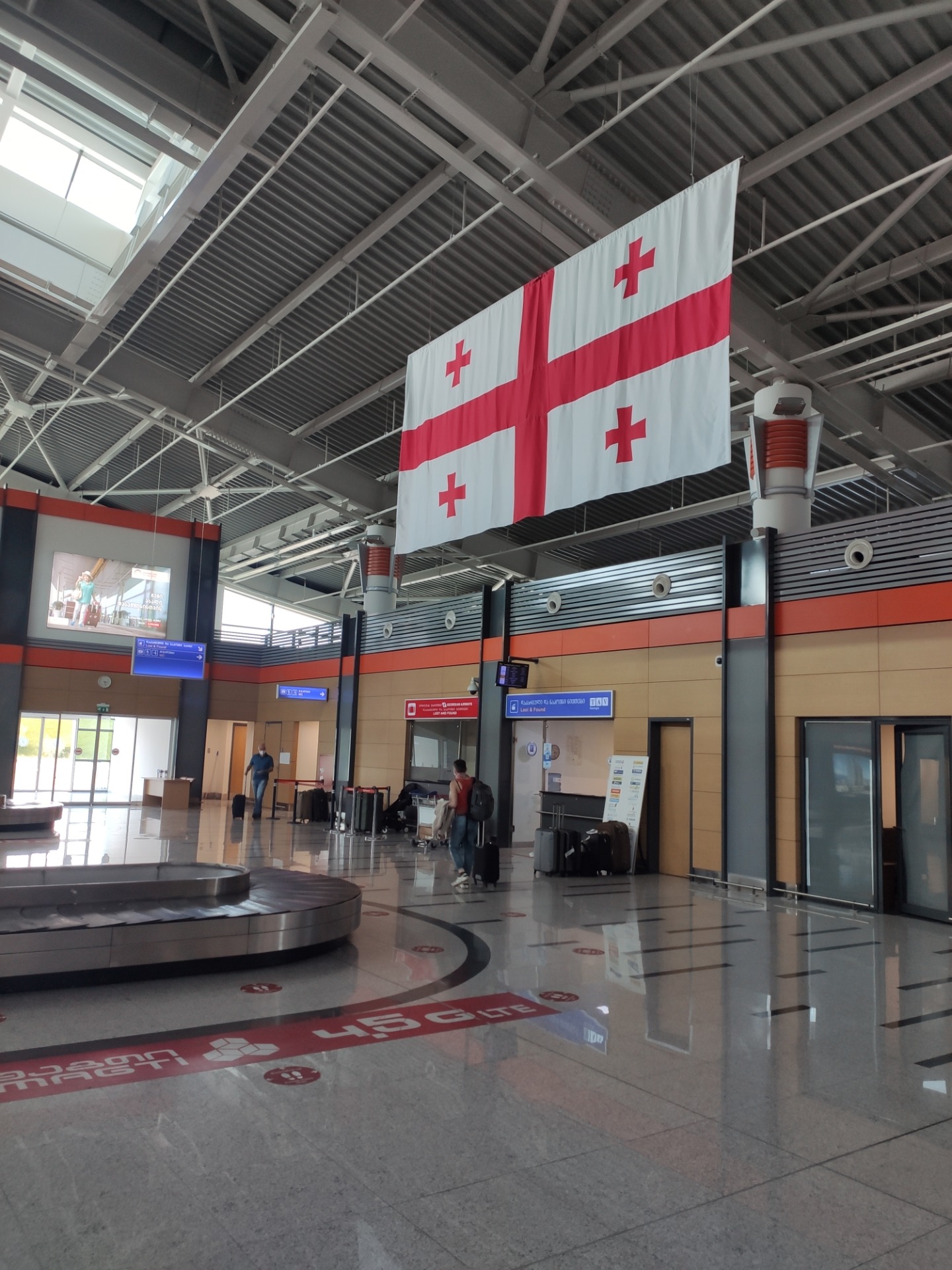 Georgian lippu roikkui katosta Tbilisin hiljaisella lentoasemalla